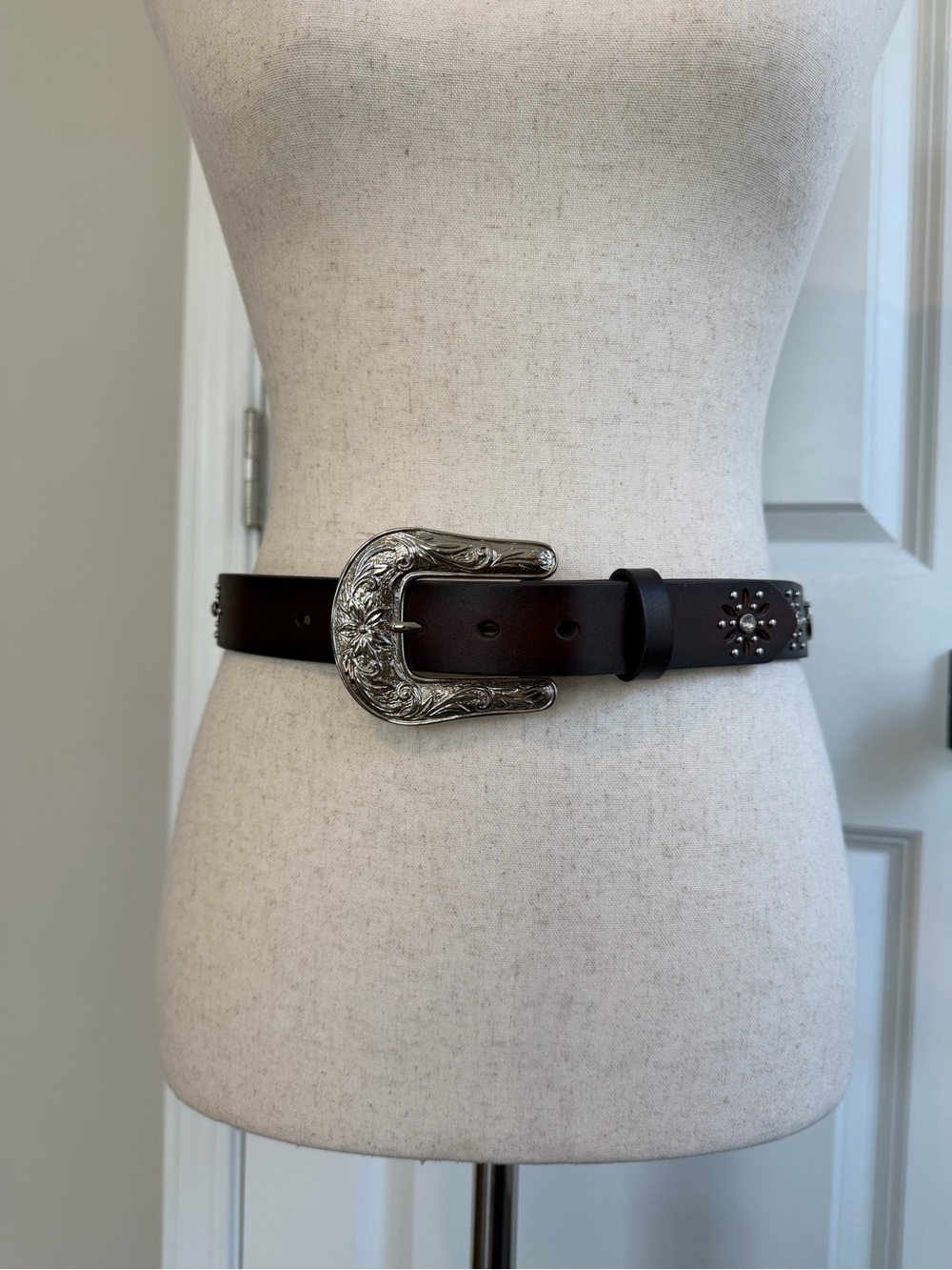 Ariat Western Leather Belt Brown Engraved Buckle Horse Studs Rhinestone Size 28